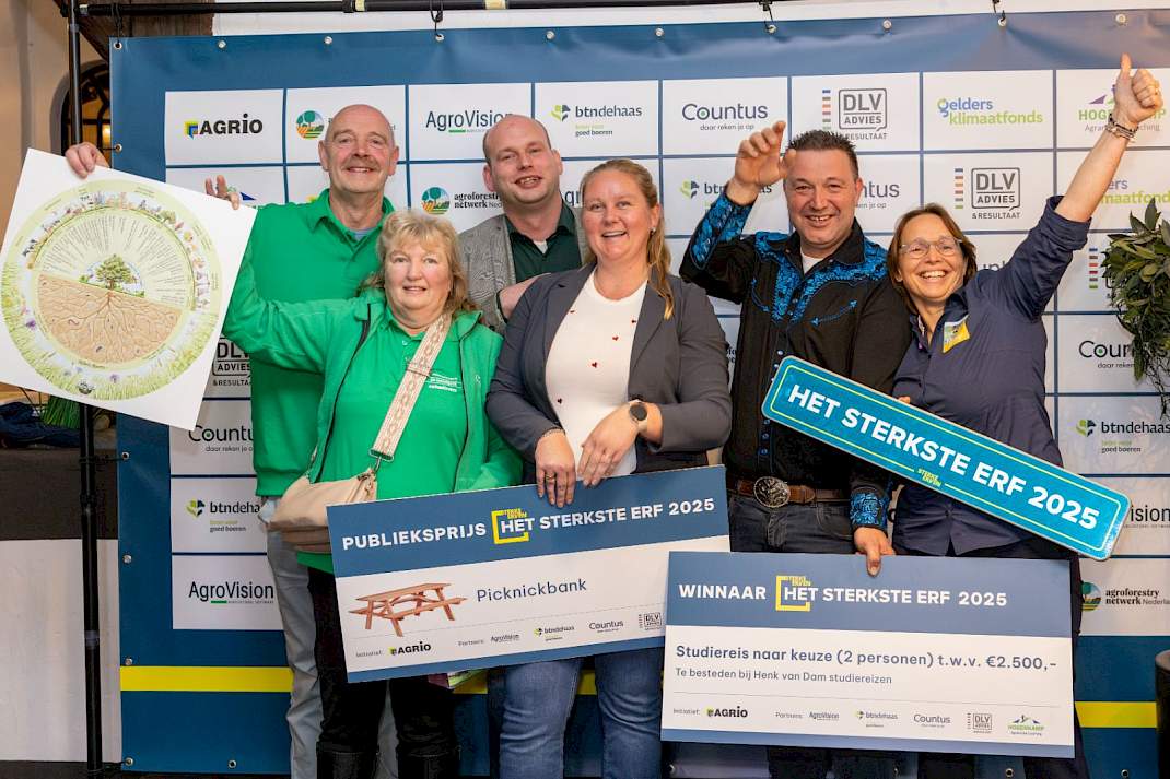 Winnaars van Het Sterkste Erf 2025 poseren met hun prijzen tijdens de prijsuitreiking.