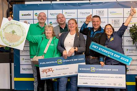 Winnaars van Het Sterkste Erf 2025 poseren met hun prijzen tijdens de prijsuitreiking.