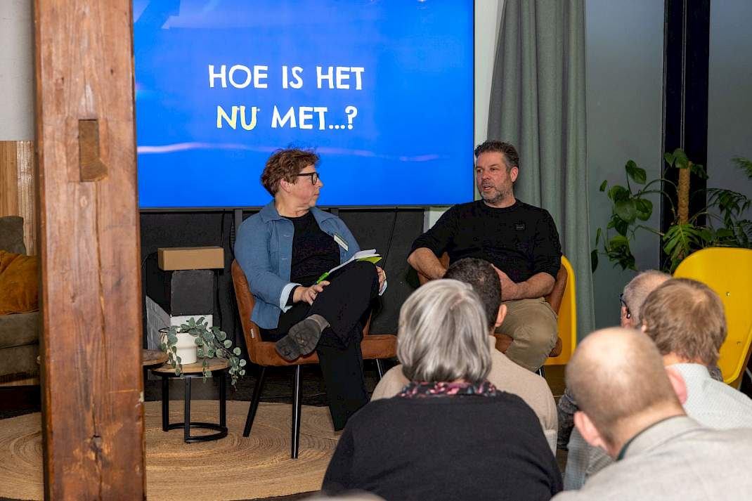 Gesprek op het podium tijdens Het Sterke Erven Event 2025, met bezoekers op de voorgrond.