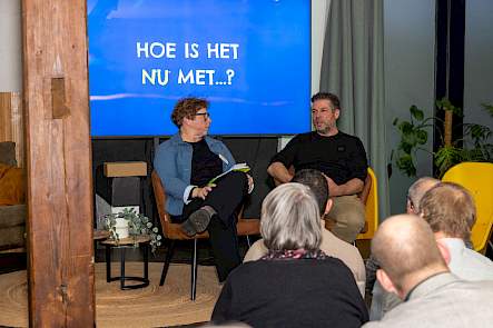 Gesprek op het podium tijdens Het Sterke Erven Event 2025, met bezoekers op de voorgrond.