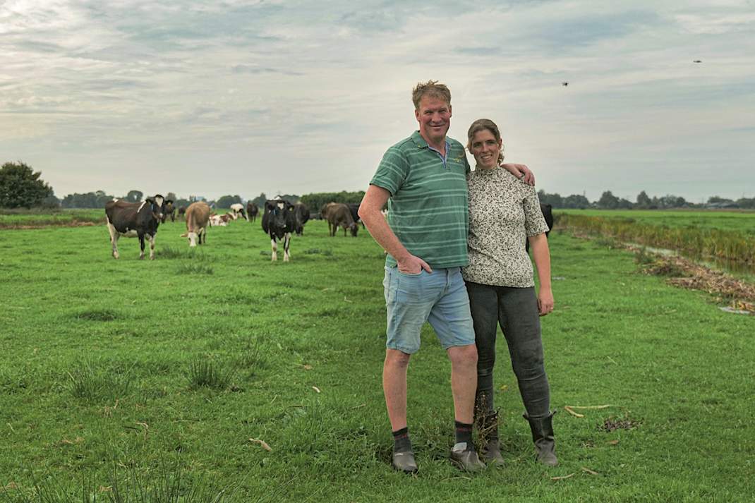 Rutger en Christianne Hennipman tussen de koeien