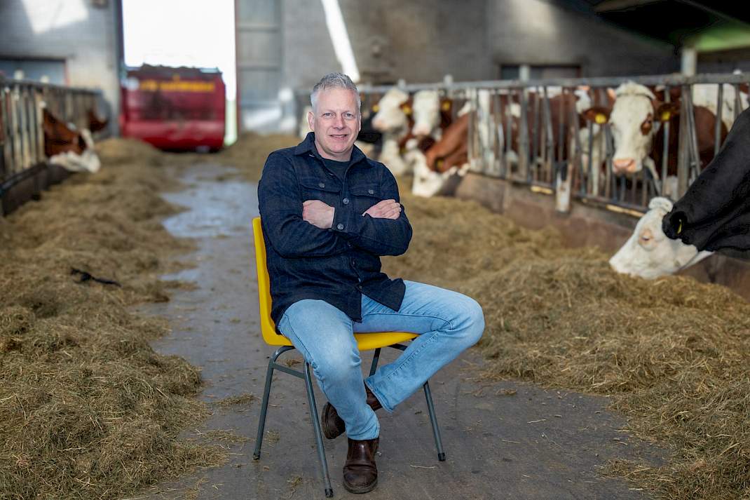 Frank Verhoeven tussen de koeien