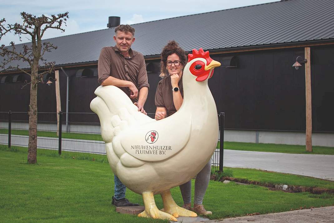 Henk en zijn vrouw Rommy Hardeman runnen in Lunteren een pluimveebedrijf met 76.500 1 ster Beter Leven-scharrelhennen in twee stallen.