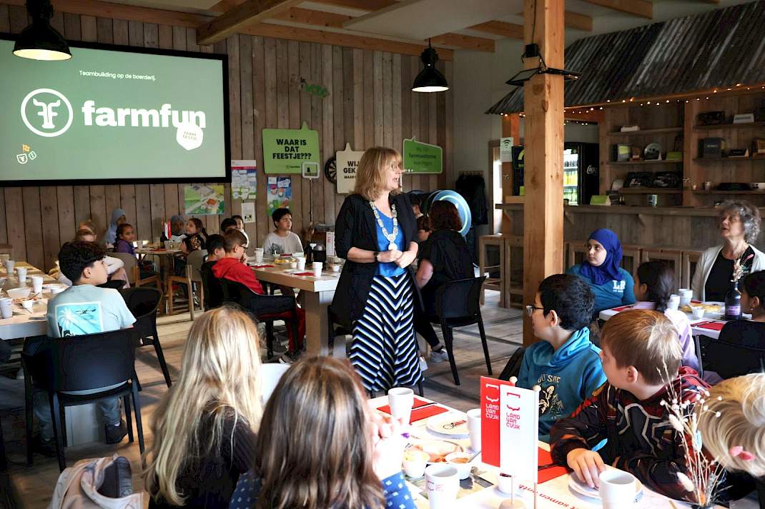 Burgemeester Marieke Moorman spreekt kinderen toe