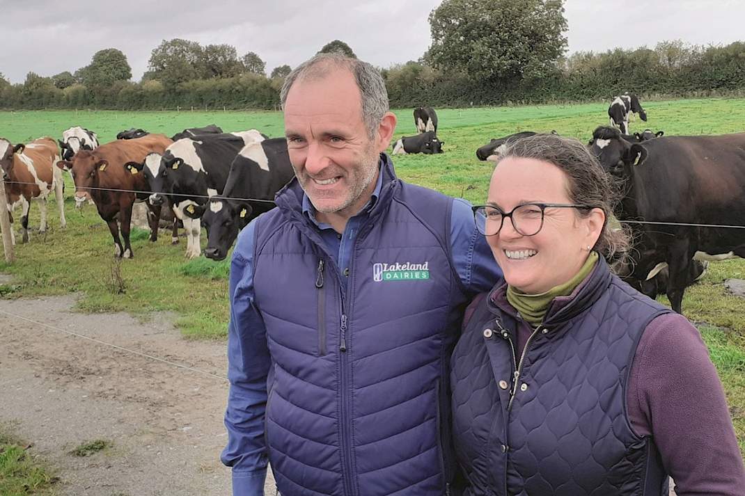 Colm en Millie McIntyre buiten bij hun koeien