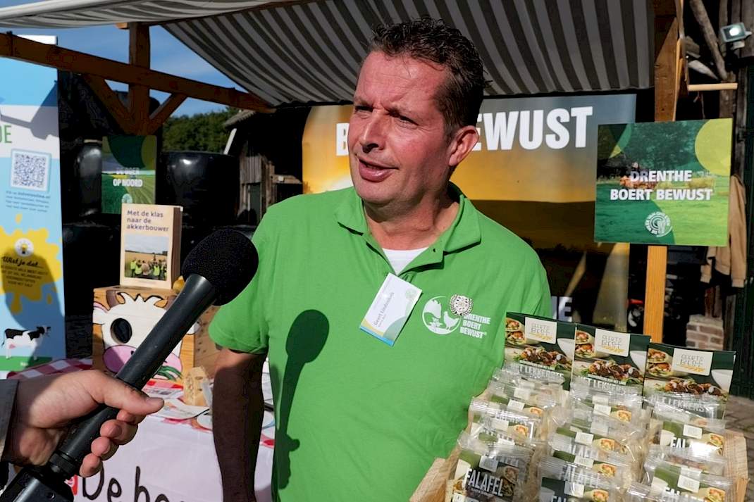De trotse teler uit Zuidwolde zet met een korte keten-concept in op consumeerbaar plantaardig eiwit van eigen land.
