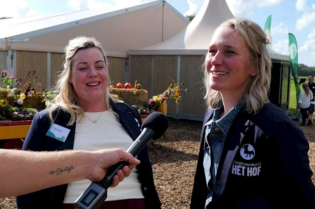 Menke Hooites (links) en Marloes Schipper van Zorgboerderij Het Hof waren dit jaar de gastboerinnen van de opening van De Week van Ons Eten.