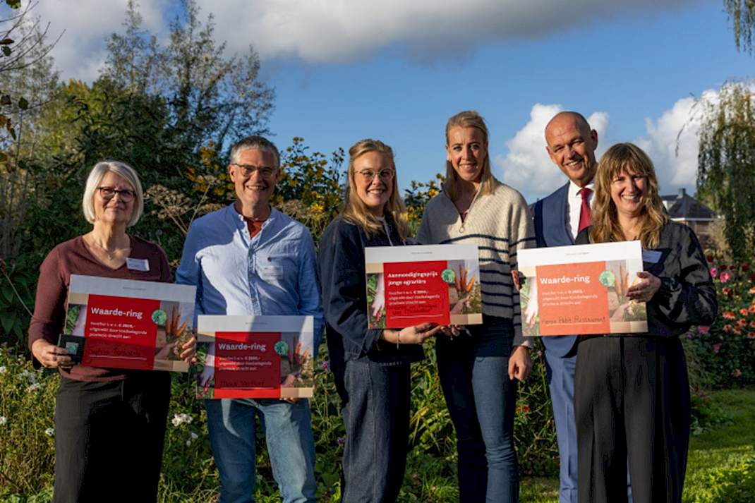 Derde, vierde en vijfde van links: Greanne van Middelaar, Monique van Middelaar en gedeputeerde Gijs de Kruif.