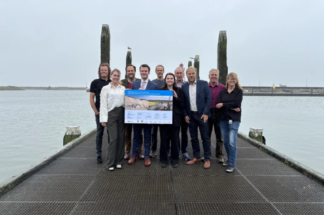 Noord-Hollandse landbouw- en natuurorganisaties en de provincie bij de ondertekening van de nieuwe afspraken.