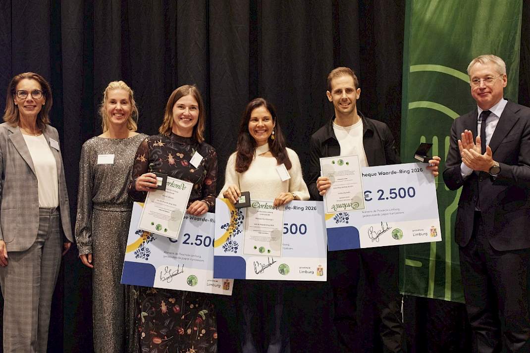 Ingrid Vermeer, Susanne G&ouml;rtz, winnaars Wendy, Mariana en Leon, gedeputeerde Stephan Satijn
