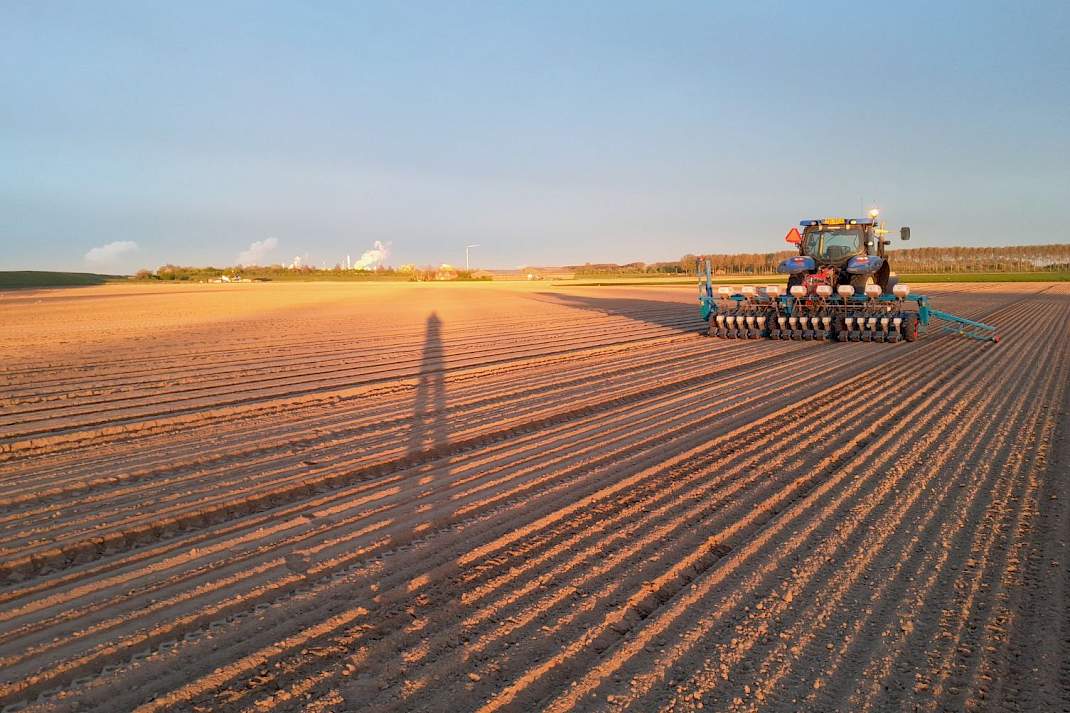 Energiecentrale aan boerenland