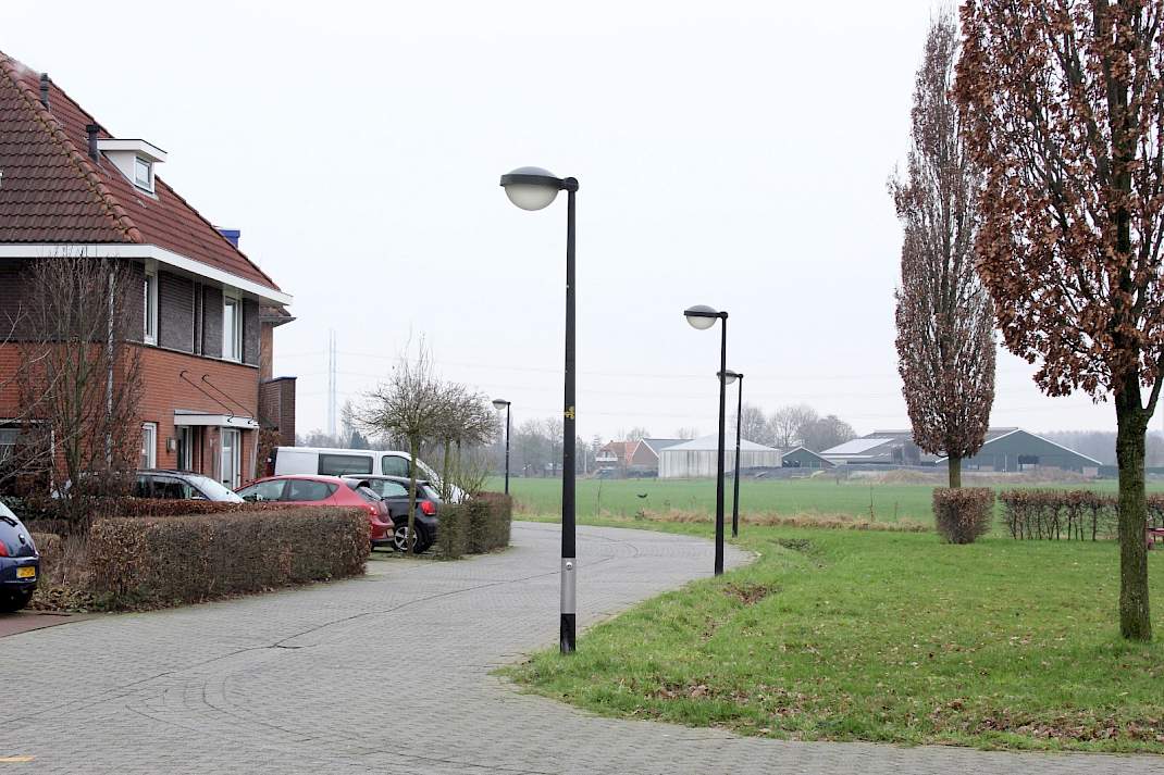 Boerderij nabij een woonwijk.