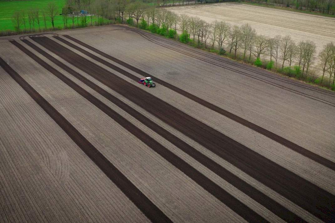 Een zaaimachine op het land die breder zaait