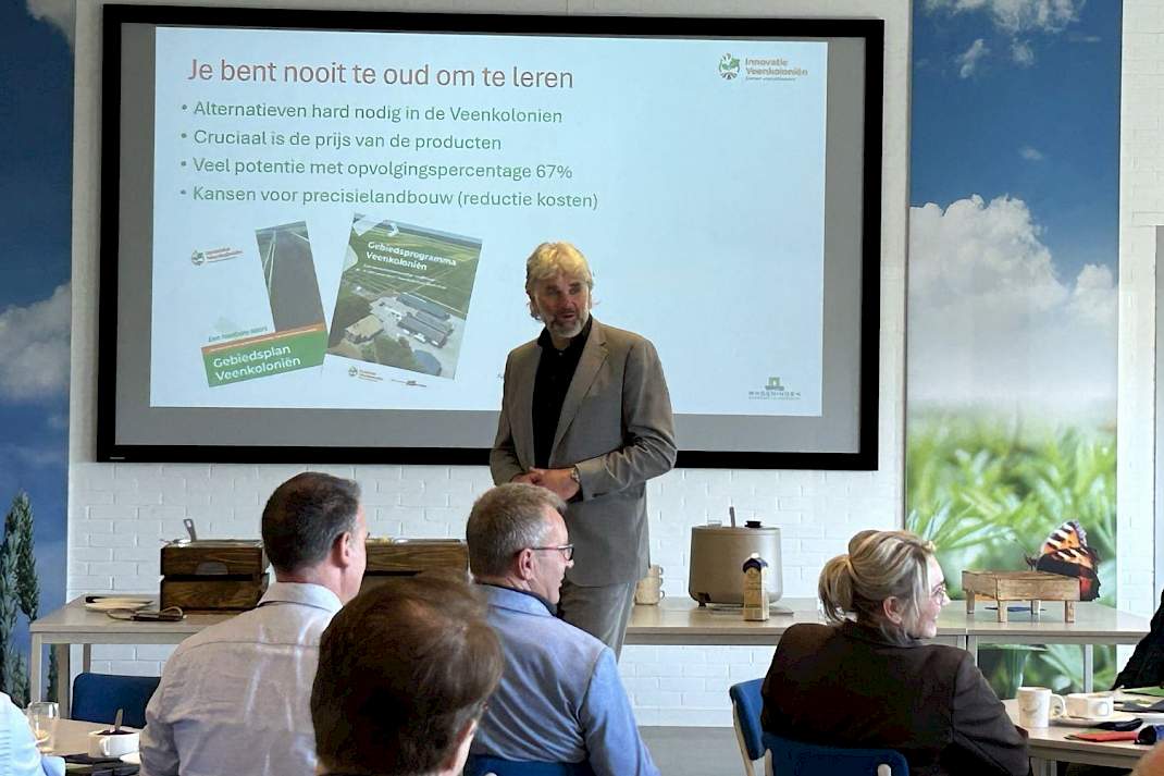 Gedeputeerde Henk Emmens (Drenthe) tijdens de cursus op de proefboerderij in Valthermond.