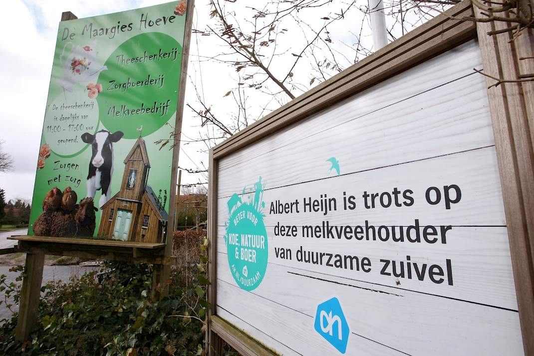 bord van Albert Heijn; boer neemt deel aan 'Beter voor ...' concept