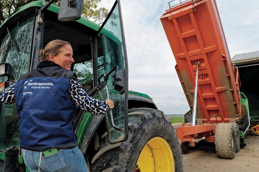 Tineke van Loon werkt mee op het bedrijf en die ervaring deelt ze tijdens de boerderijeducatie.