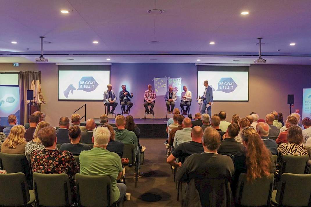 Paneldiscussie tijdens Be Goat and Tell It, onder leiding van Gerard Heerink (rechts), voorzitter van het Platform Melkgeitenhouderij.