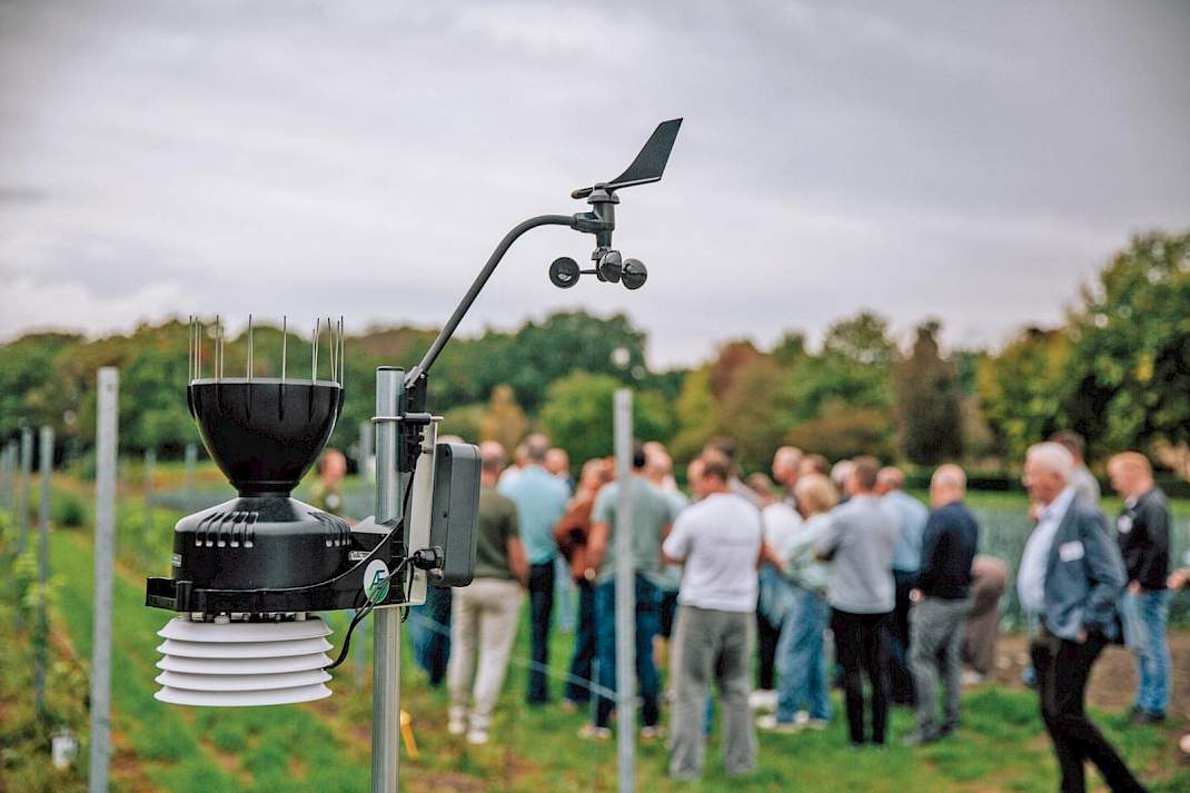 De weerstations van AgroExact meten op 2 meter hoogte de temperatuur, neerslag, luchtvochtigheid, windrichting en windsnelheid.