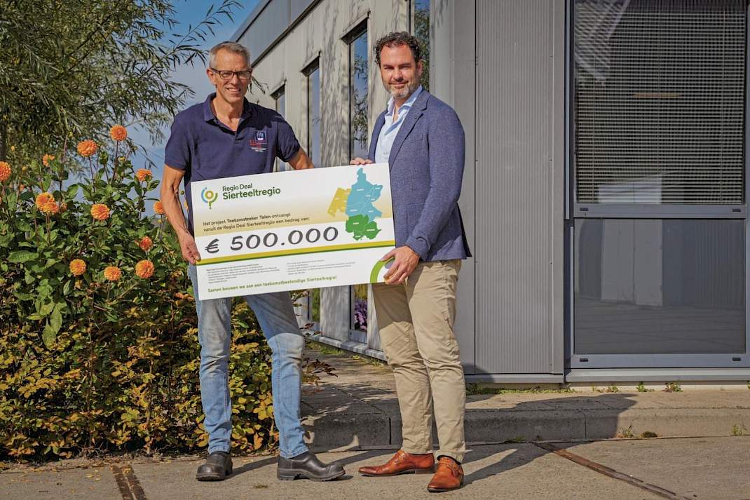Teler Klaas Hogervorst (links) en Steph van Es, Economic Board Duin- en Bollenstreek, ontvangen de subsidie vanuit de Regio Deal Siertieltregio.