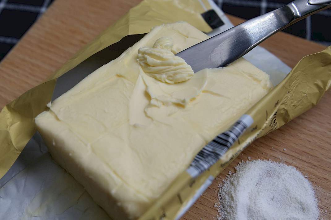 Boter en melkpoeder.