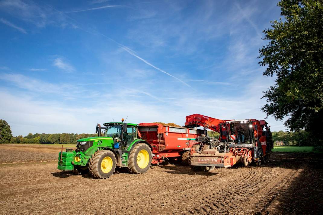 Aardappel rooien John Deere kipper Dewulf