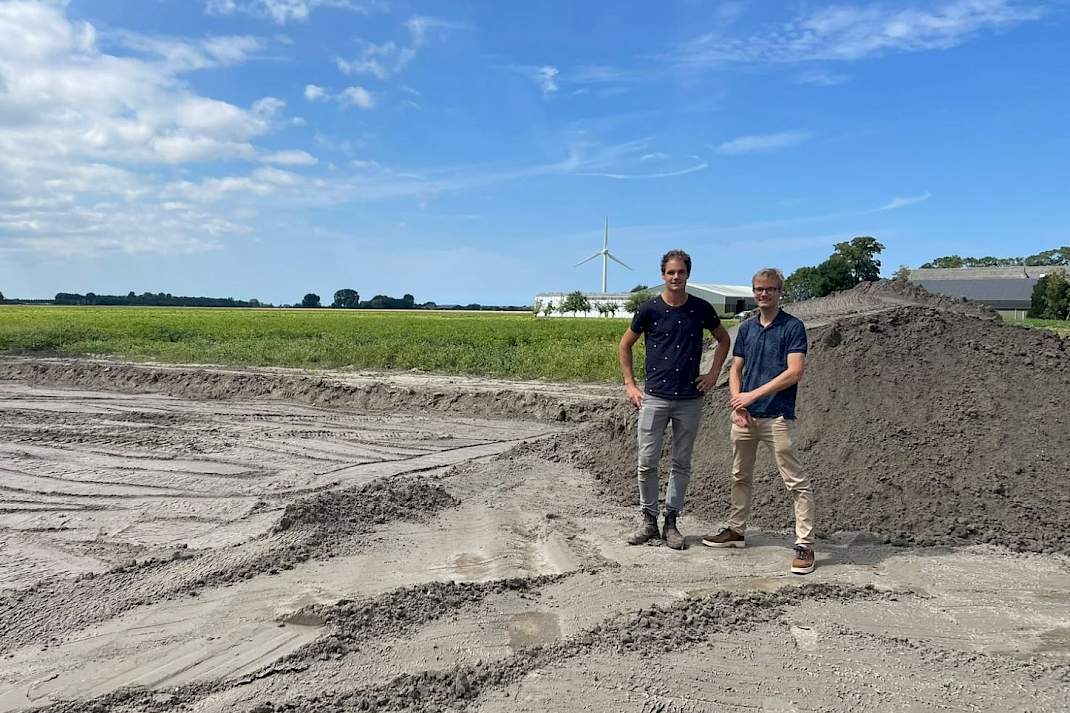 Akkerbouwers bij de aanleg erf