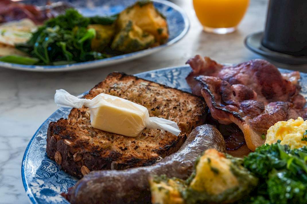 Engels ontbijt met bacon en sausages