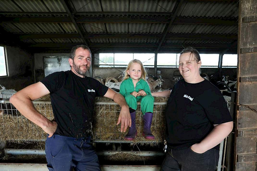 Bioboeren Jan en Myrna bij de geiten