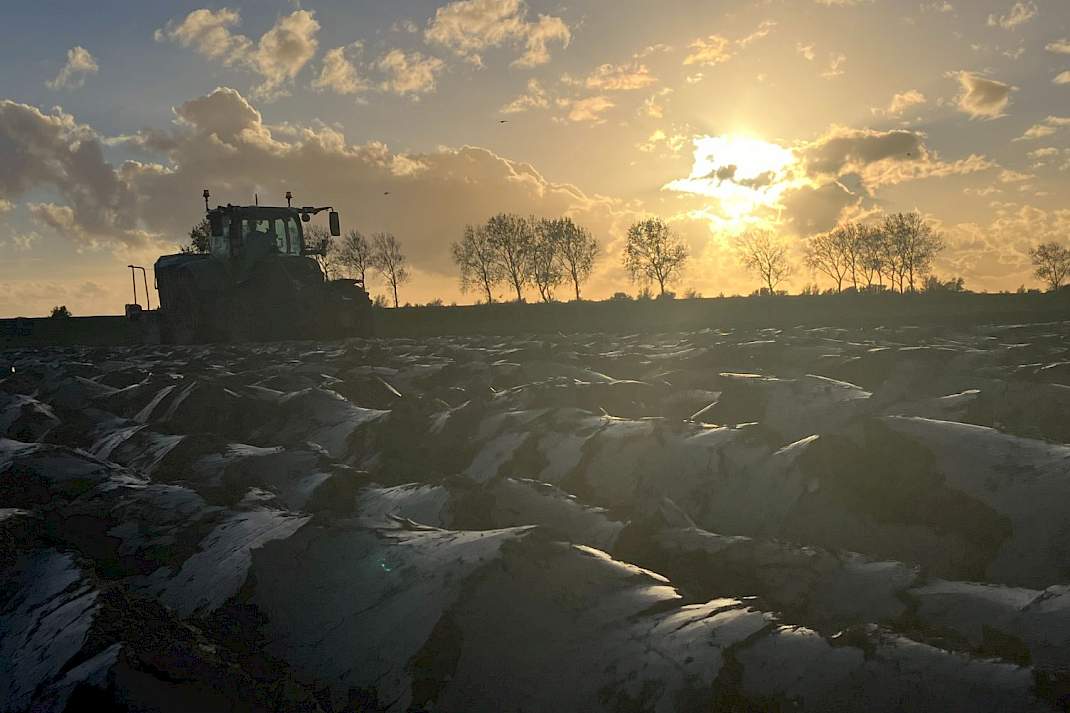 Na flinke regenbuien in de ochtend wordt er 's middags in polder Roxenisse op Goeree-Overflakkee toch volop gewerkt.