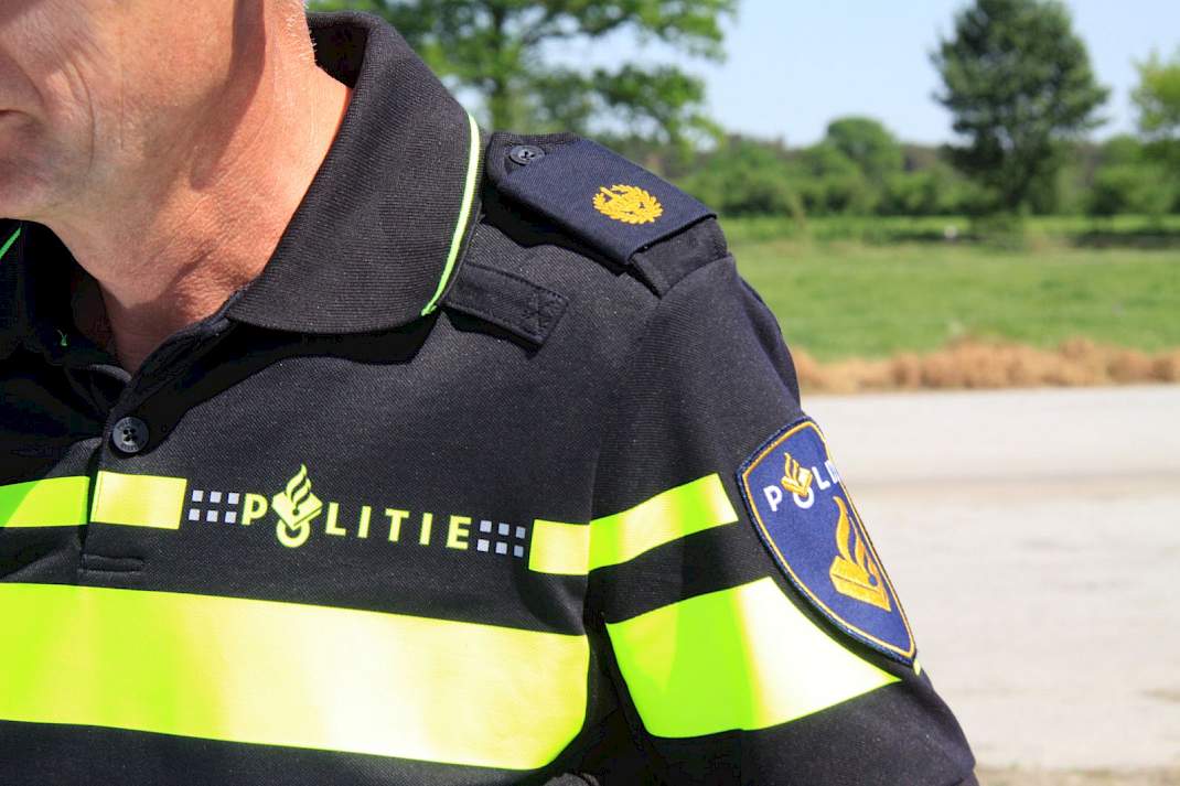 politie bij een boer op het erf