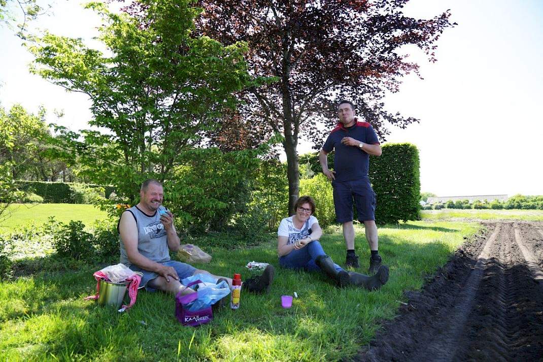 Henny Kuipers en moeder en zoon Lenferink aan de lunch.